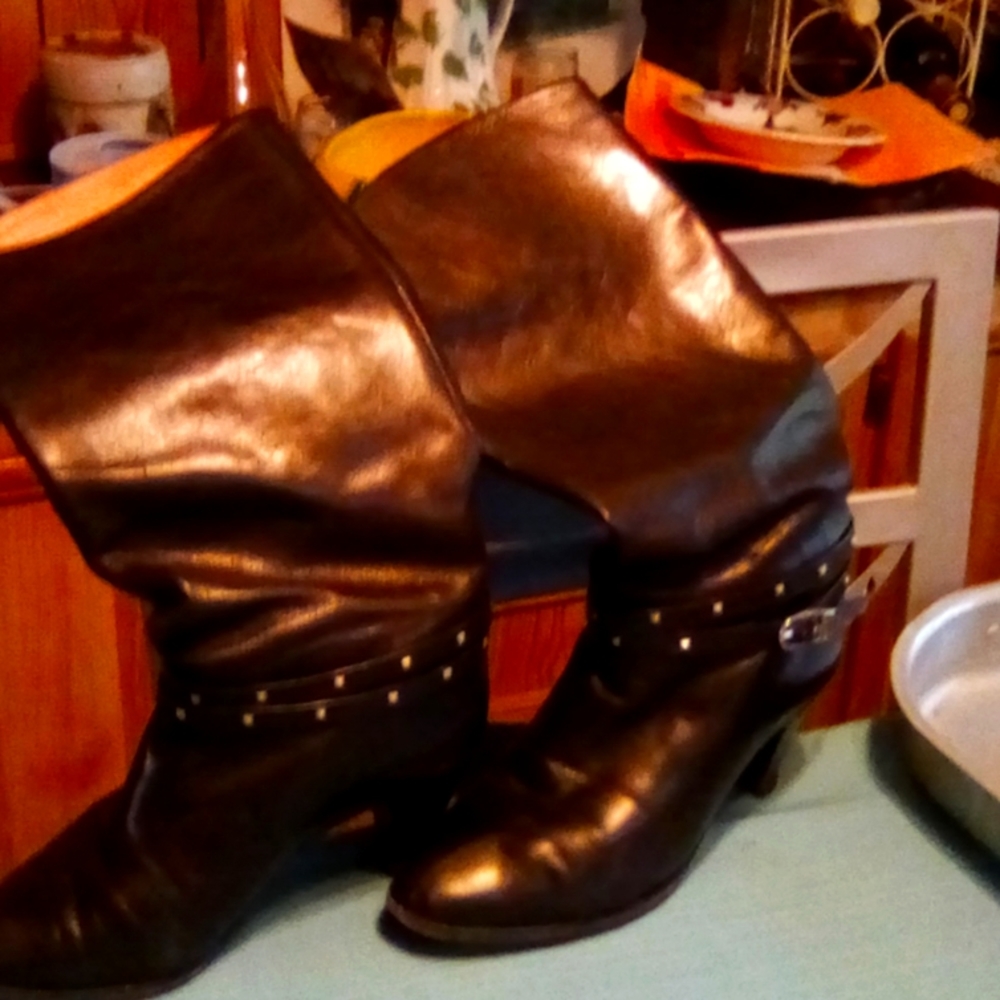 Black boot's Italian made leather